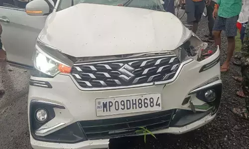 हादसे में क्षतिग्रस्त हुई कार की तस्वीर