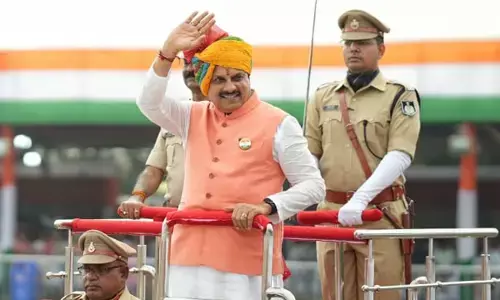 स्वतंत्रता दिवस: भोपाल के लाल परेड मैदान में ध्वजारोहण से पहले परेड सलामी लेते CM।