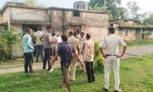 मामले की तफ्तीश करती हुई पुलिस