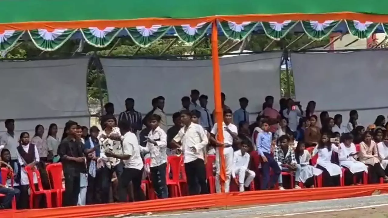 भारी पुलिस बल के बीच स्वतंत्रता दिवस समारोह में हंगामा भारी पुलिस बल के बीच स्वतंत्रता दिवस समारोह में हंगामा