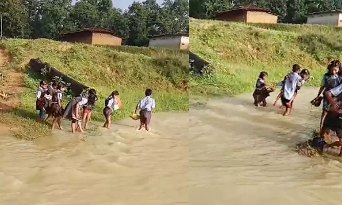 नाला पार करते हुए बच्चे