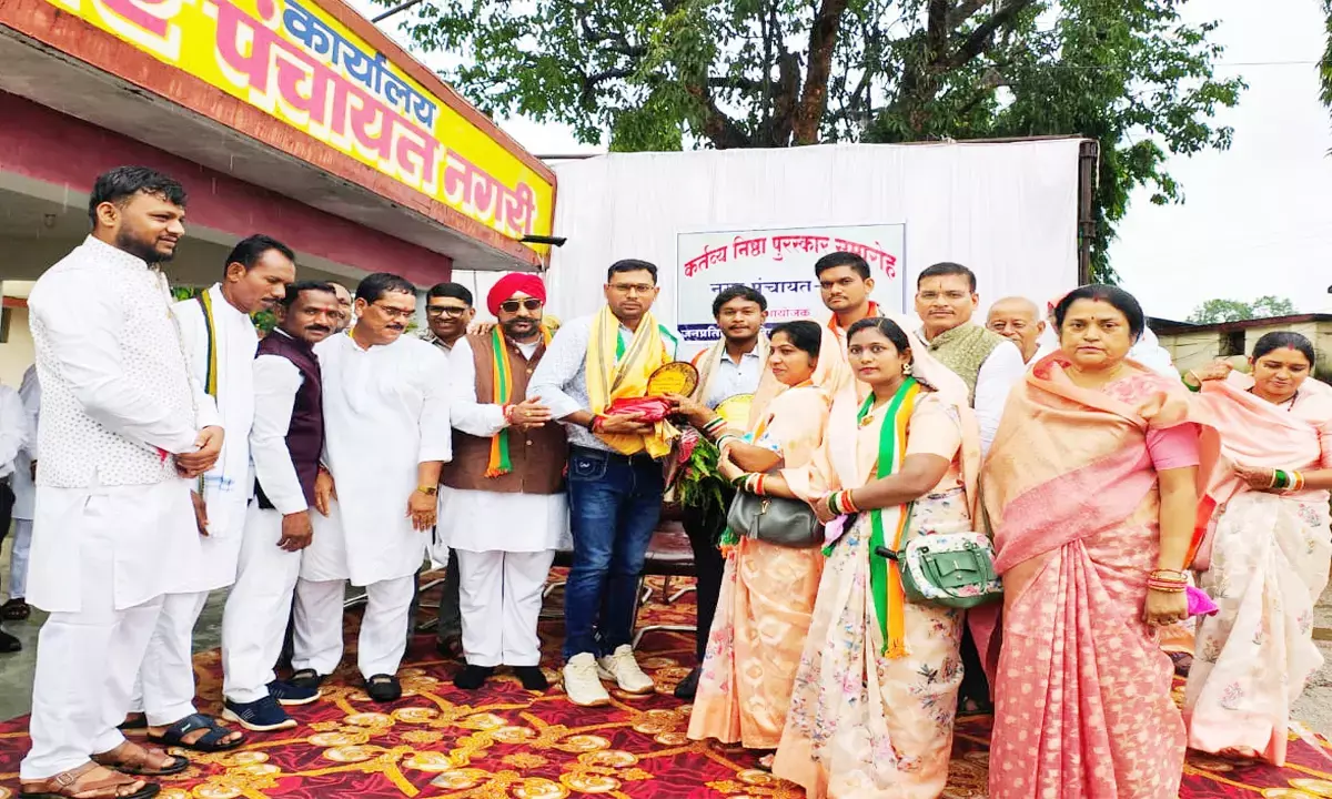 कर्मनिष्ठा सम्मान समारोह: नगरी में नगर पंचायत के तीन कर्मचारियों का हुआ सम्मान