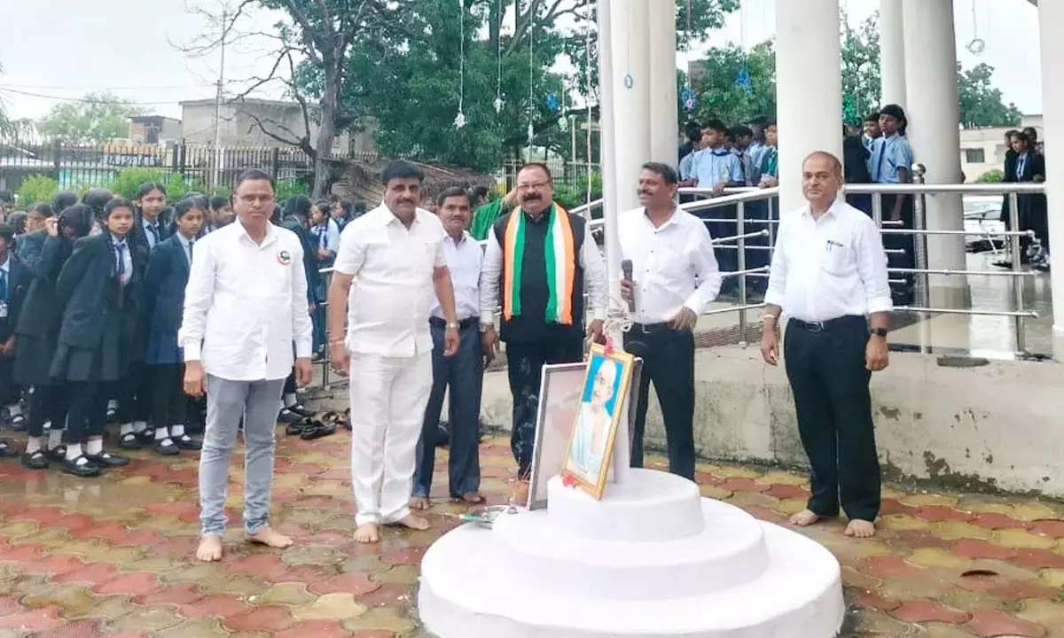 ध्वजारोहण करते हुए