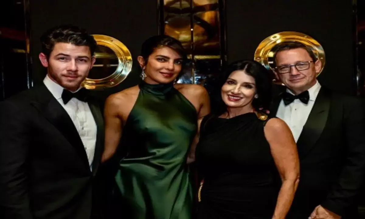 एक्ट्रेस प्रियंका और निक का स्टाइलिश लुक