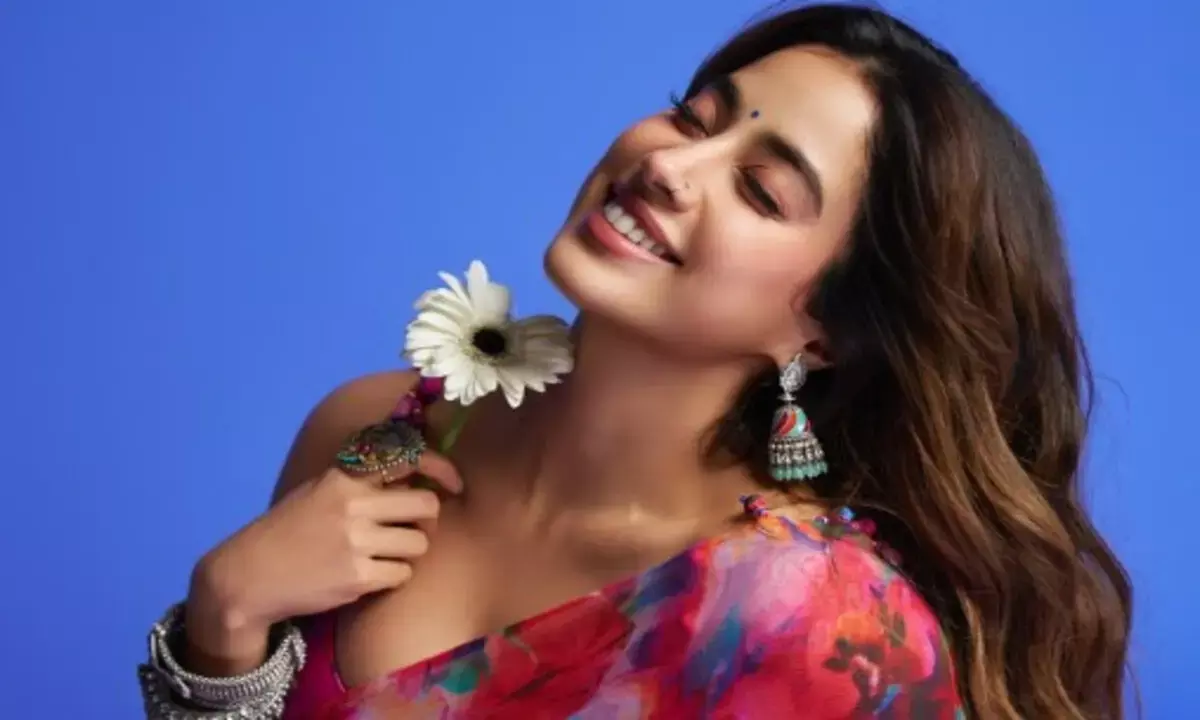 एक्ट्रेस जान्हवी कपूर का फ्लोरल साड़ी लुक