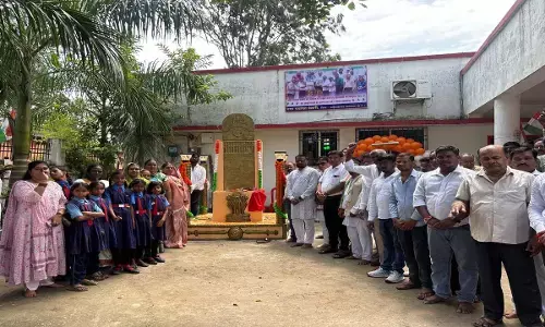 स्वतंत्रता सेनानियों की पट्टिका का लोकार्पण