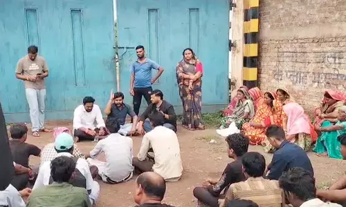 धरने पर बैठे हुए ग्रामीण धरने पर बैठे हुए ग्रामीण