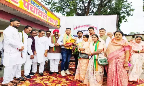 कर्मनिष्ठा सम्मान समारोह: नगरी में नगर पंचायत के तीन कर्मचारियों का हुआ सम्मान