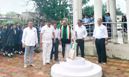 ध्वजारोहण करते हुए