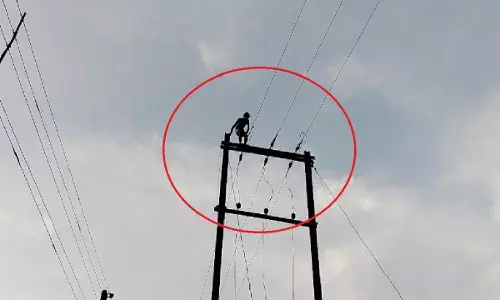 गरियाबंद जिले में एक शराबी युवक ने ट्रांसफार्मर पर चढ़कर हाई वोल्टेज ड्रामा मचाया
