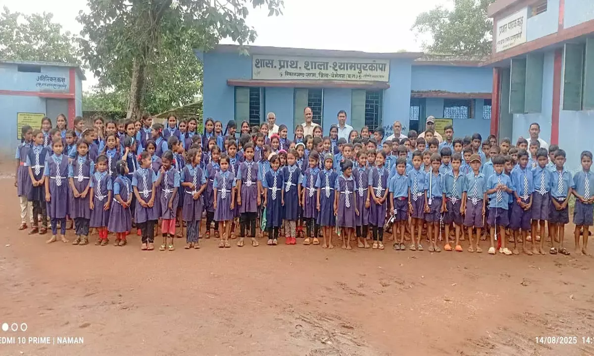 स्वतंत्रता दिवस पर प्रधानपाठक की सराहनीय पहल : पहली से 8वीं तक के 160 बच्चों को बांटा टाई-बेल्ट