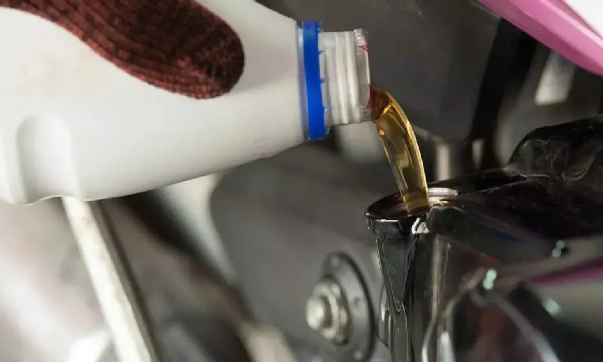 इंजन ऑयल कब बदलना चाहिए, बाइक सर्विस नहीं होने पर क्या होता है नुकसान?