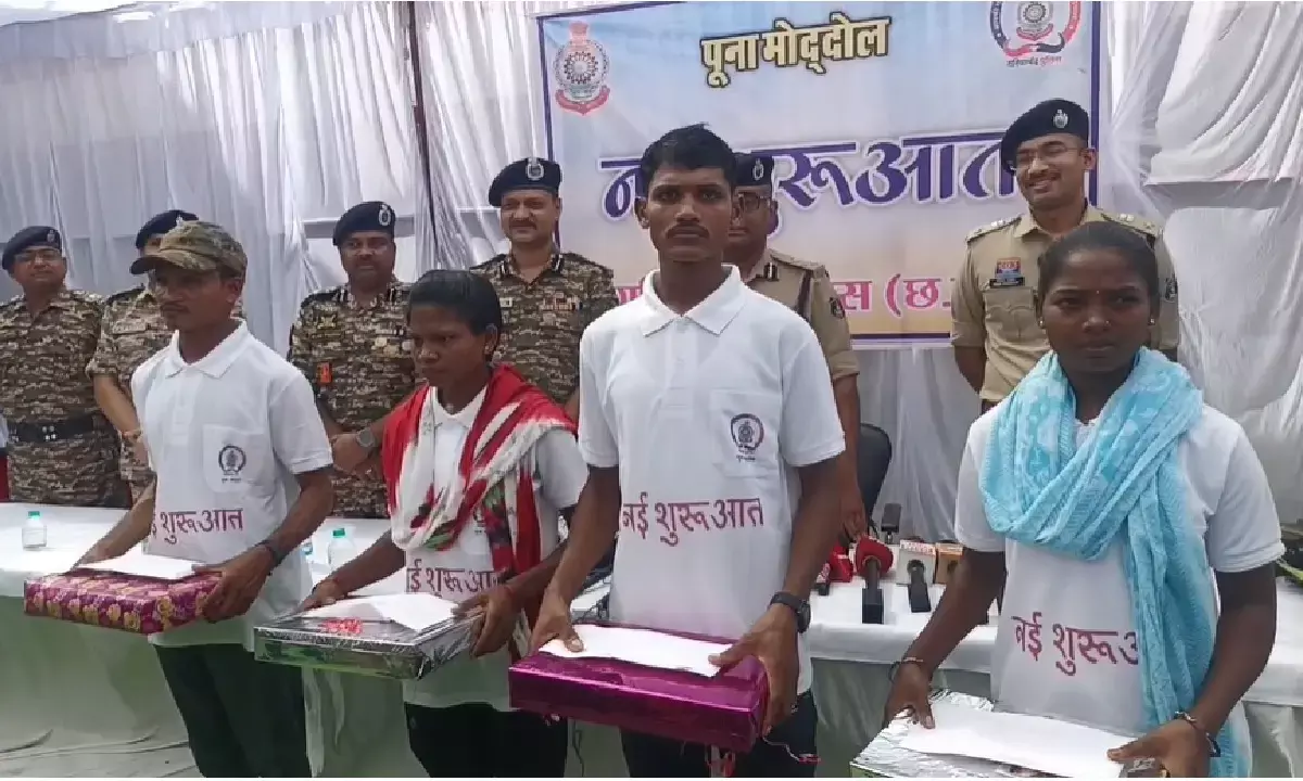 गरियाबंद जिले में डीवीएस मेंबर दीपक मंडावी समेत 19 लाख के 4 इनामी नक्सलियों ने सुरक्षा बलों के समक्ष आत्मसमर्पण किया