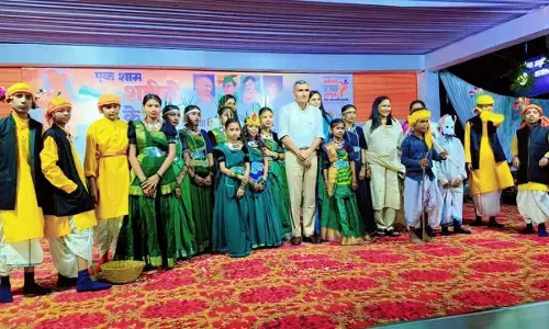 कार्यक्रम में नन्हे कलाकारों के साथ कलेक्टर रणबीर शर्मा कार्यक्रम में नन्हे कलाकारों के साथ कलेक्टर रणबीर शर्मा