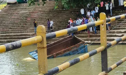 रायपुर में नशे में धुत ड्राइवर ने हाइवा को महादेव घाट स्थित खारुन नदी में घुसा दिया