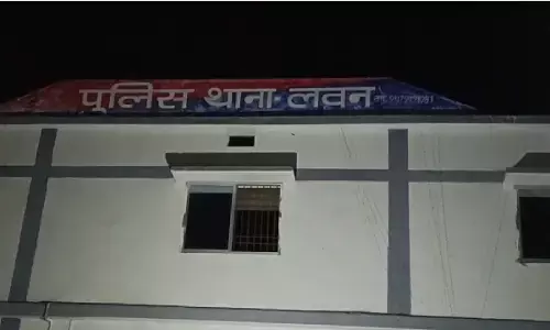 बलौदाबाजार जिले के लवन के निर्दलीय पार्षद संतोष घृतलहरे के घर से अवैध महुआ की शराब का जखीरा बरामद किया गया है