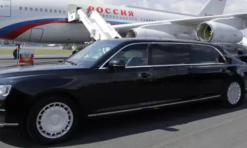 इस खास गाड़ी में चलते हैं रशियन प्रेसिडेंट पुतिन, खूबियां जानकर उड़ जाएंगे होश