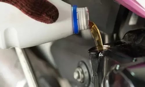 इंजन ऑयल कब बदलना चाहिए, बाइक सर्विस नहीं होने पर क्या होता है नुकसान?