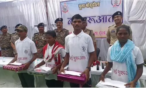 गरियाबंद जिले में डीवीएस मेंबर दीपक मंडावी समेत 19 लाख के 4 इनामी नक्सलियों ने सुरक्षा बलों के समक्ष आत्मसमर्पण किया