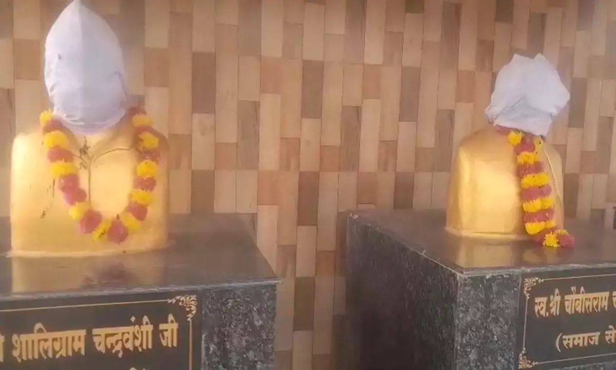 शरारती तत्वों ने स्वतंत्रता सेनानियों की मूर्ति पर पोती कालिख