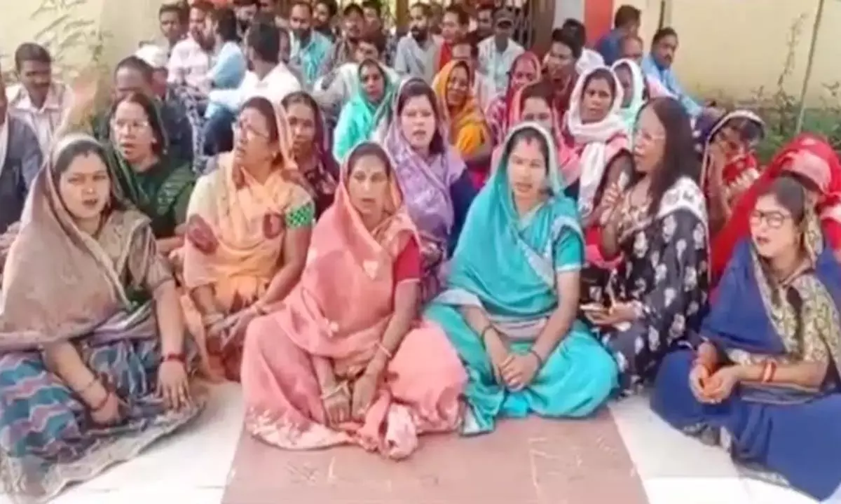 प्रतापपुर जनपद सीईओ को हटाने की मांग