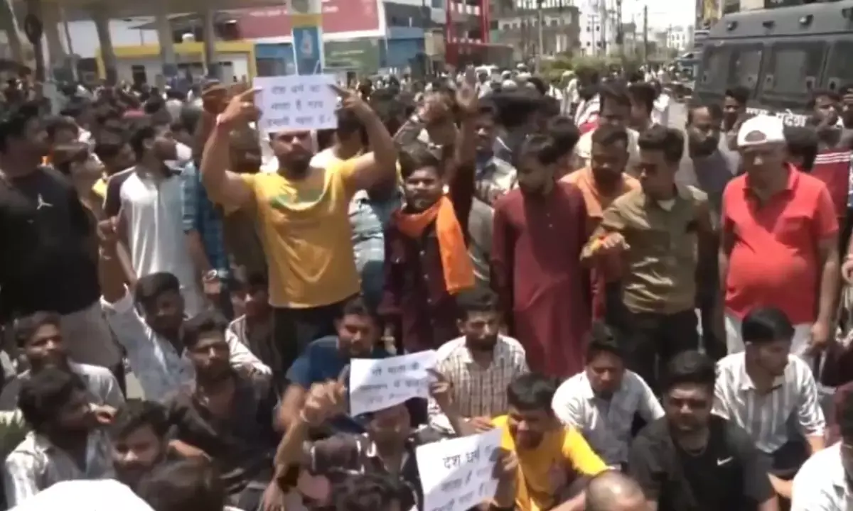 भोपाल में गौमांस तस्करी के विरोध में प्रदर्शन करते बजरंग दल कार्यकर्ता।