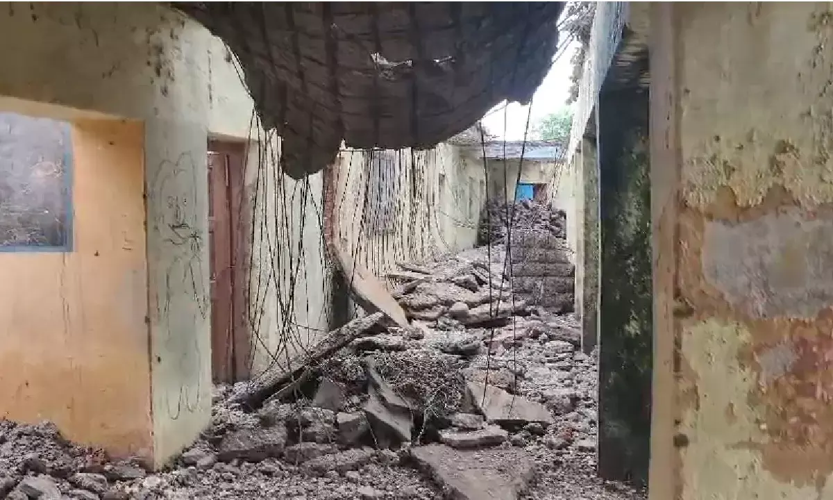 बालोद जिले के गुण्डरदेही ब्लाक के राहुद ग्राम में स्कूल का छत गिरने से 6 मजदूर घायल हो गए हैं बालोद जिले के गुण्डरदेही ब्लाक के राहुद ग्राम में स्कूल का छत गिरने से 6 मजदूर घायल हो गए हैं