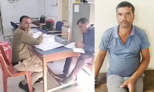पुलिस की गिरफ्त में आरोपी (नीली टीशर्ट वाला)
