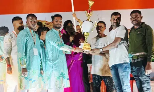 मंच पर इनाम लेते हुए कौड़ीकसा टीम के युवा