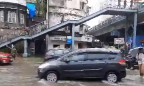 मुंबई में भारी बारिश: बीएमसी ने सभी स्कूल बंद किए, लोकल ट्रेनें लेट