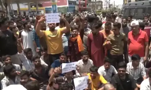 भोपाल में गौमांस तस्करी के विरोध में प्रदर्शन करते बजरंग दल कार्यकर्ता।