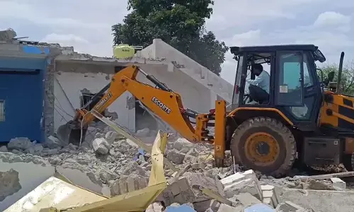 अवैध धर्मांतरण के केंद्र चर्च पर बुलडोजर चलाते हुए