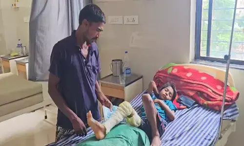 मास्टर ने दूसरी की छात्रा का पैर तोड़ डाला : निजी अस्पताल में तीन दिन से भर्ती है बच्ची