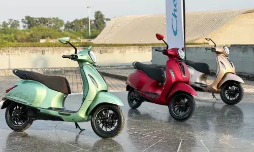 क्लासिक रेट्रो डिज़ाइन और मॉडर्न टेक्नोलॉजी के साथ चेतक 2025 लॉन्च, जानें प्राइस