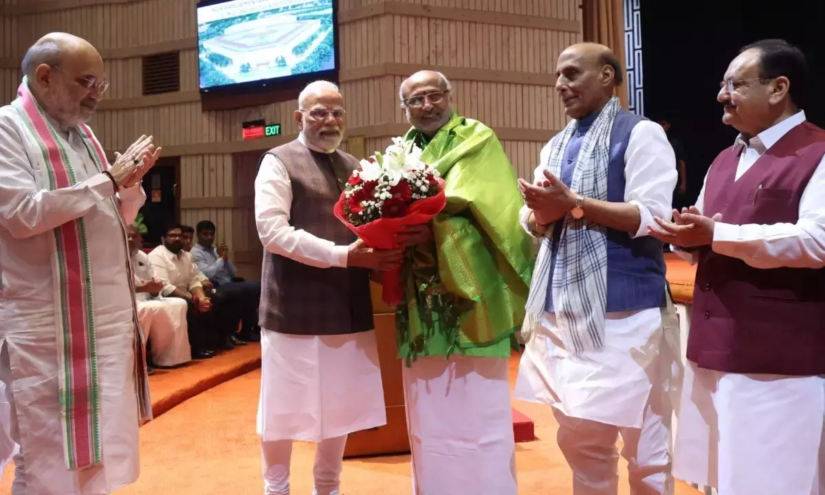 उपराष्ट्रपति चुनाव: संसदीय दल की बैठक में NDA उम्मीदवार सीपी राधाकृष्णनन को सम्मानित करते मोदी।