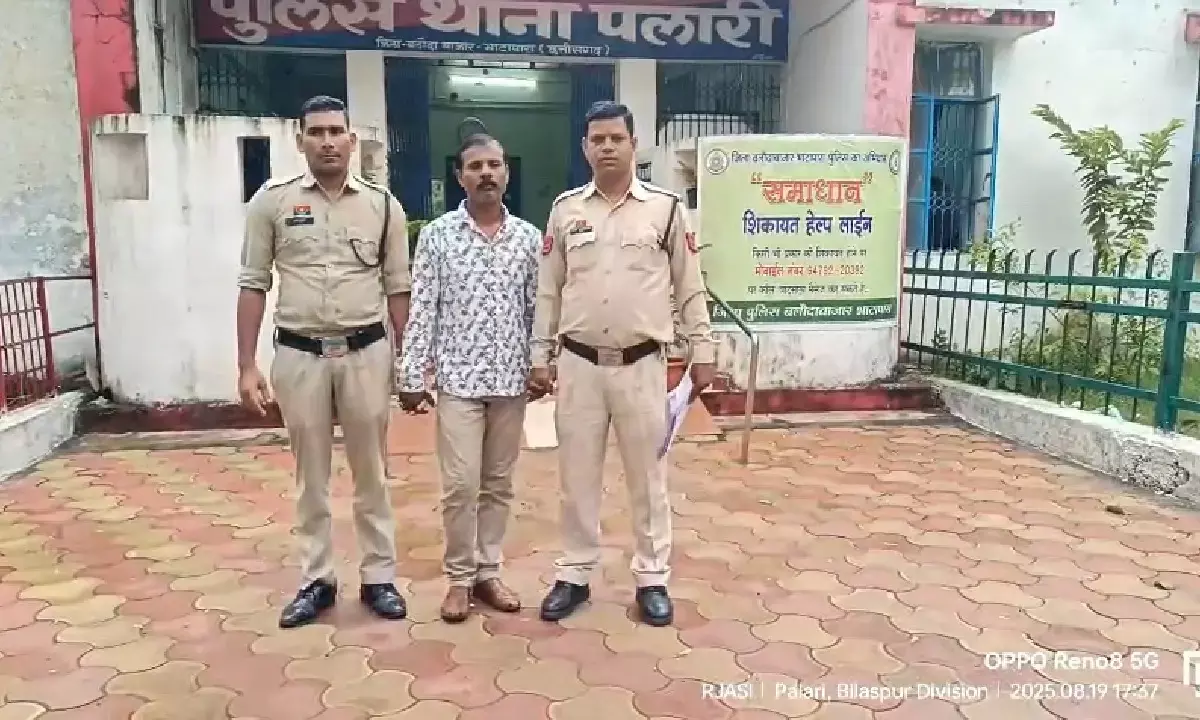 स्वतंत्रता संग्राम सेनानियों की मूर्तियों पर कालिख पोतने वाले पूर्व सरपंच को पुलिस ने गिरफ्तार किया है।