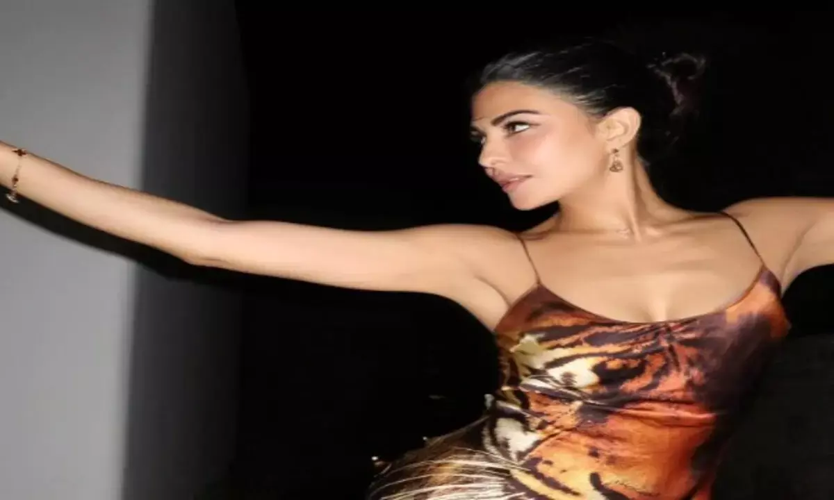 एक्ट्रेस जैकलीन फर्नांडीज का बॉडीकॉन ड्रेस लुक