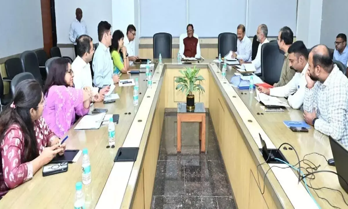 स्वास्थ्य विभाग और अजीम प्रेमजी फाउंडेशन की बैठक लेते सीएम विष्णुदेव साय