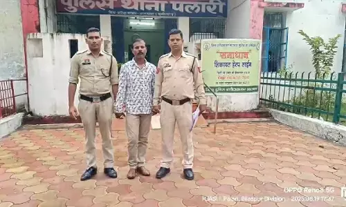 स्वतंत्रता संग्राम सेनानियों की मूर्तियों पर कालिख पोतने वाले पूर्व सरपंच को पुलिस ने गिरफ्तार किया है।