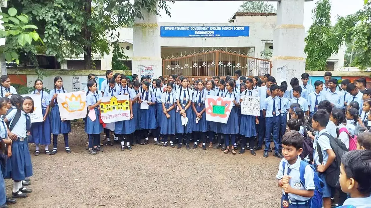 नारेबाजी करती हुईं छात्राएं नारेबाजी करती हुईं छात्राएं