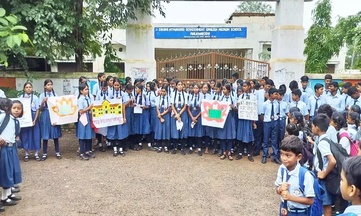 नारेबाजी करती हुईं छात्राएं