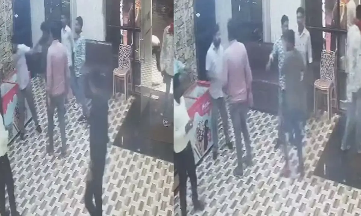 गुंडागर्दी करते हुए बदमाश