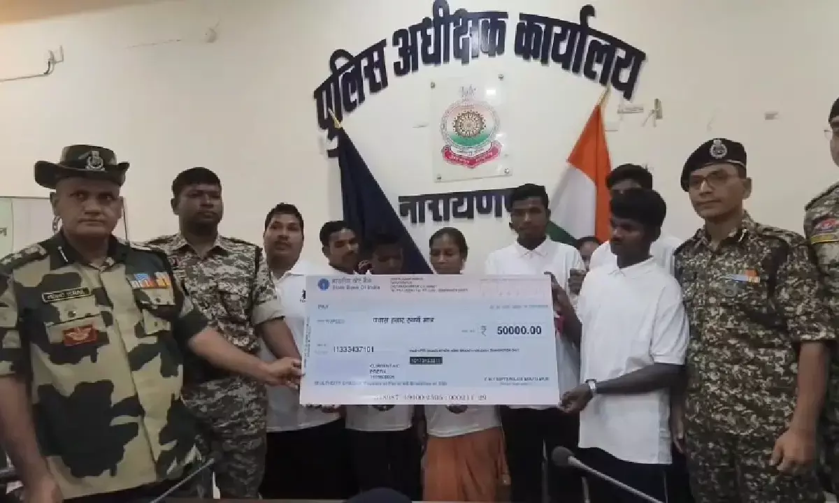 नारायणपुर पुलिस के सामने दो महिला सहित 8 माओवादियों ने आत्मसमर्पण किया है