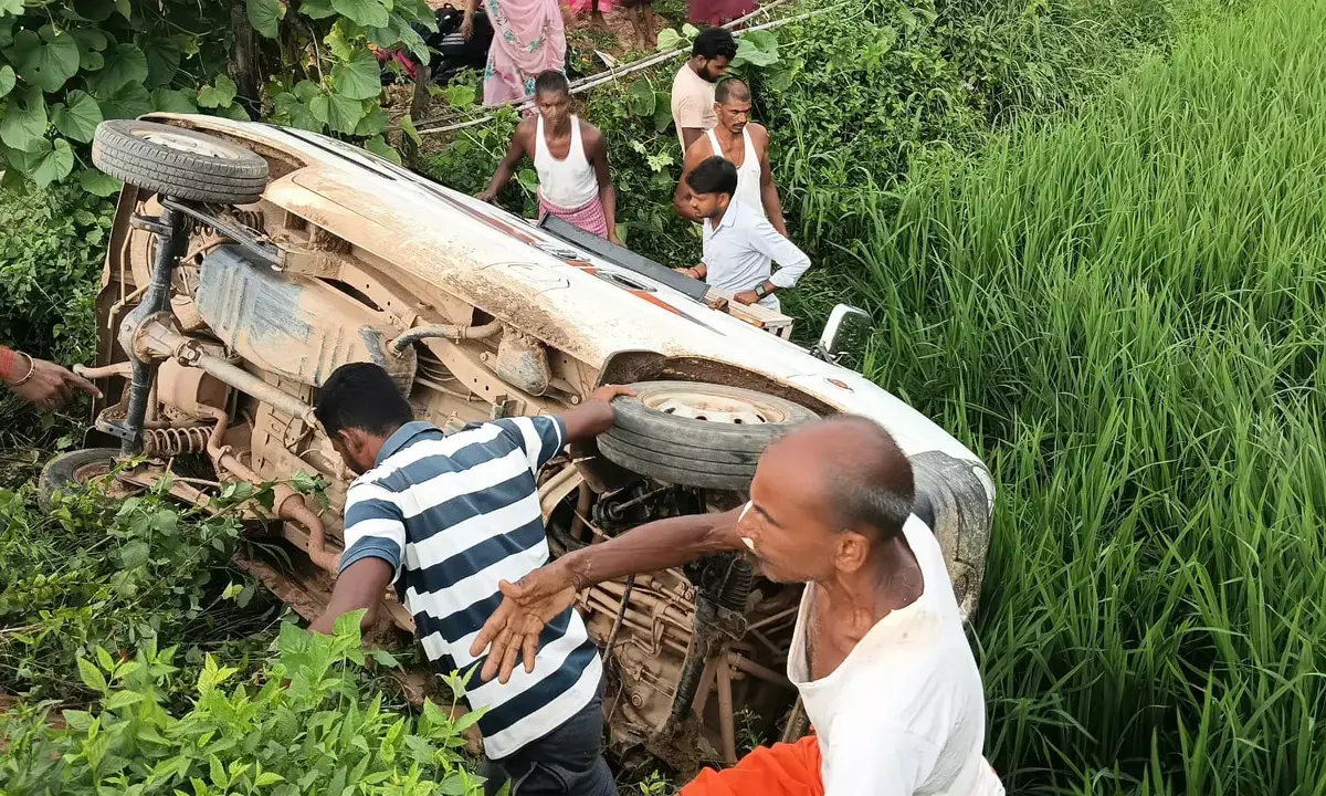 स्कूली बच्चों से भरी वैन खेत में पलटी