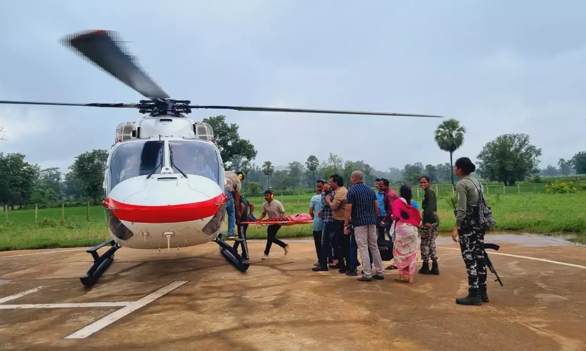 हेलीकॉप्टर में गढ़चिरौली जिला मुख्यालय तक समुचित इलाज के लिए एयर लिफ्ट किया गया है हेलीकॉप्टर में गढ़चिरौली जिला मुख्यालय तक समुचित इलाज के लिए एयर लिफ्ट किया गया है
