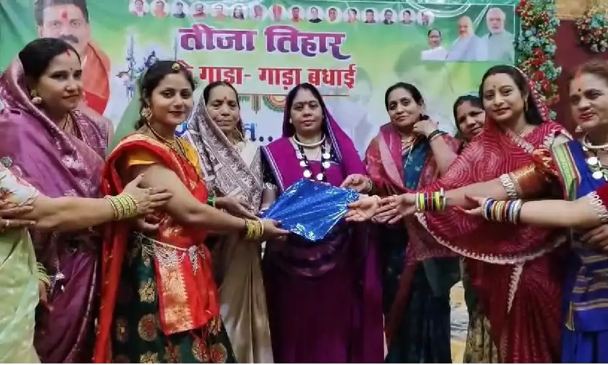 वर्धा में भाजपा महिला मंडल के तत्वावधान में आयोजित तीज मिलन समारोह में डिप्टी सीएम विजय शर्मा अपनी धर्मपत्नी रश्मि शर्मा के साथ शामिल हुए