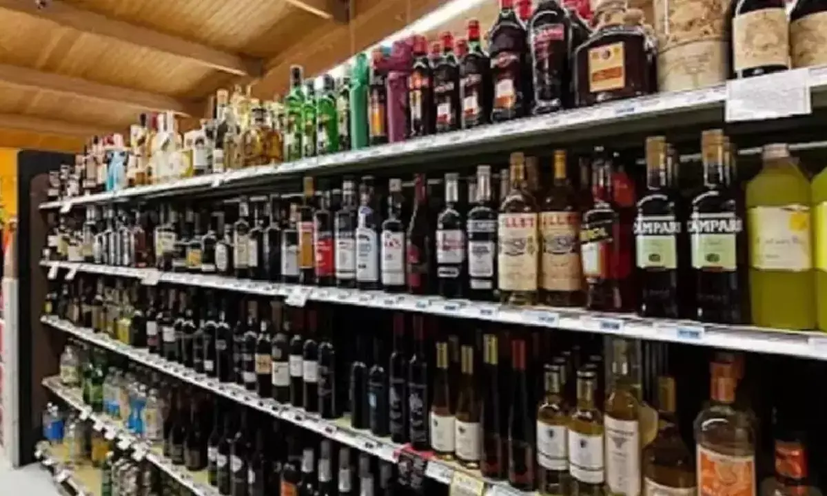 शराब घोटाले मामले में विशेष कोर्ट ने 28 आबकारी अधिकारियों के खिलाफ वारंट जारी किया है