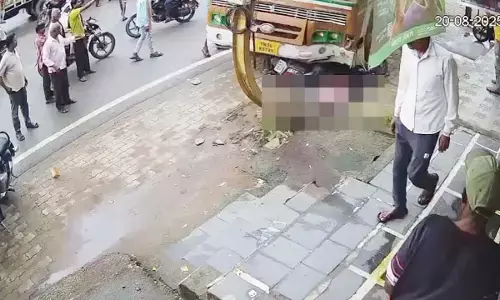 सब्जी लेकर घर लौट रहे बुजुर्ग को ट्रक ने रौंदा, घटना CCTV में हुई कैद सब्जी लेकर घर लौट रहे बुजुर्ग को ट्रक ने रौंदा, घटना CCTV में हुई कैद