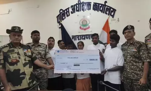 नारायणपुर पुलिस के सामने दो महिला सहित 8 माओवादियों ने आत्मसमर्पण किया है