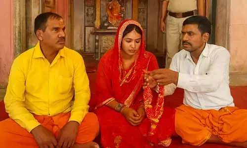 वाराणसी में अनोखी शादी: पति ने प्रेमी से करवाई पत्नी की शादी, बना चर्चा का विषय
